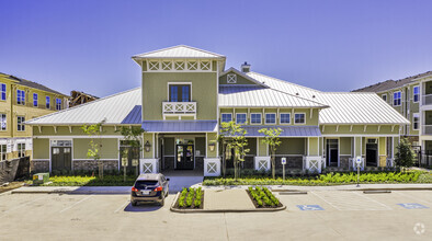 Building Photo - Riverhaus Creekside