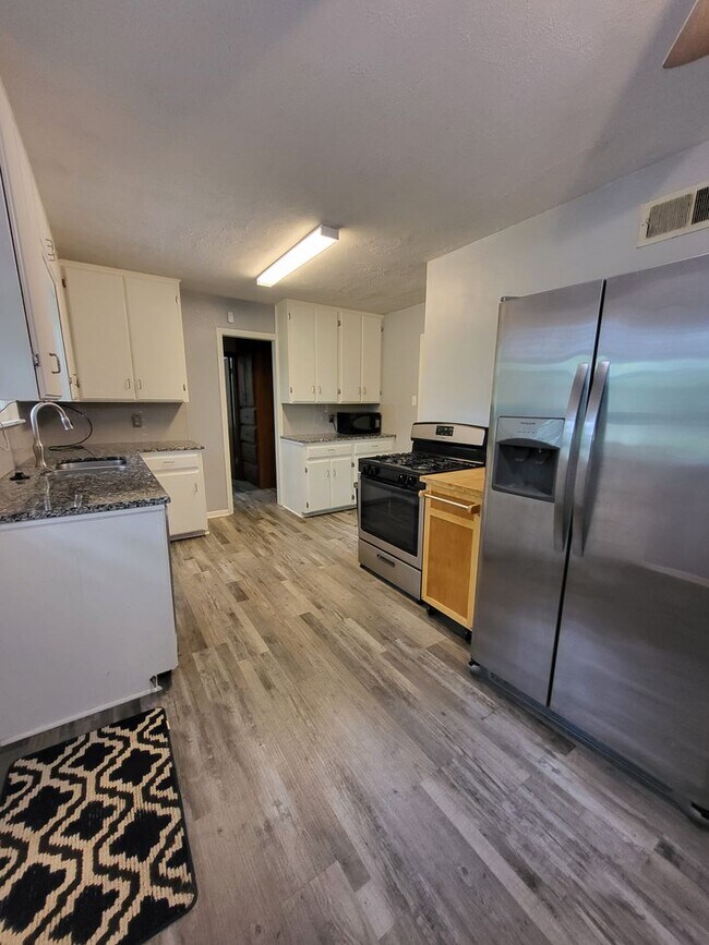 Foto del edificio - (3-4) Bedroom/(2) Bath Avail Mid June! Clo...