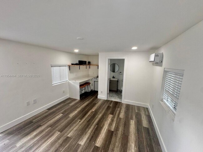 Foto del edificio - 555 NE 70th St