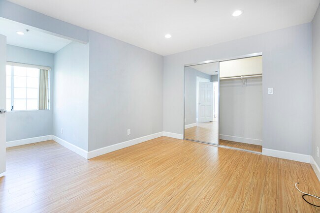 Foto del edificio - 530 Pioneer Dr