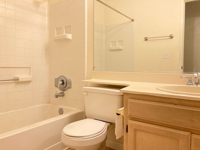 Building Photo - Spacious sun filled 2 bedroom with Washer/...
