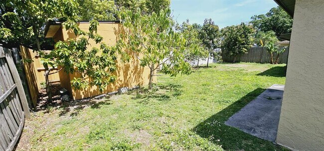 Foto del edificio - 4703 Cypress Tree Dr