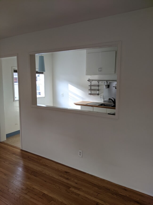 Building Photo - 1546 Rendall Pl