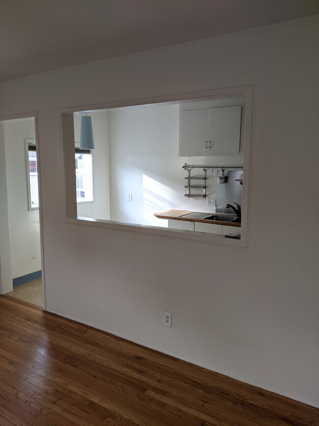 Foto del edificio - 1546 Rendall Pl