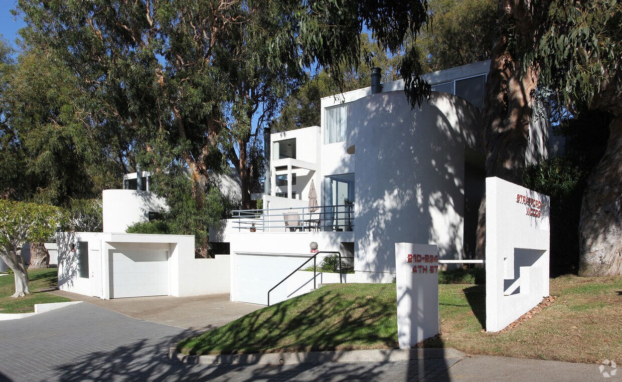 Stratford Woods Apartments in Del Mar, CA