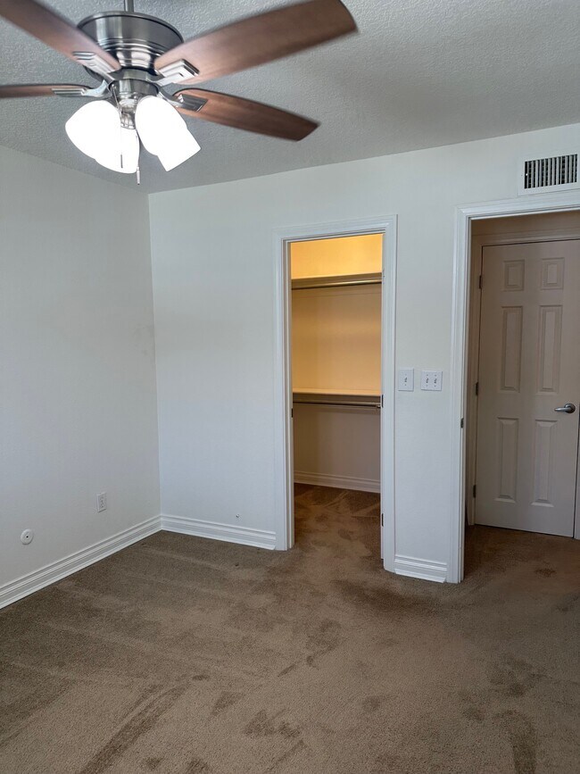 2nd bdrm walk-in closet - 601 S Fashion Park St