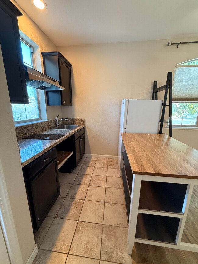 Full Kitchen - 562 Sandy Shores Dr