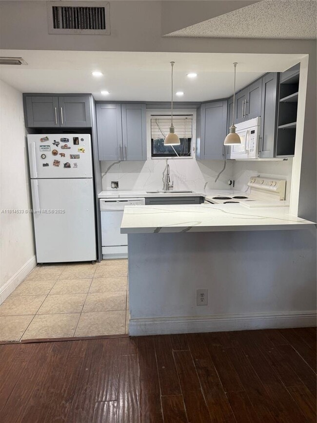 Foto del edificio - 8290 Lake Dr