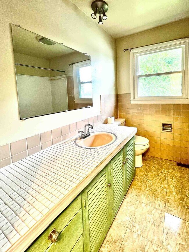 Foto del edificio - 5 bedroom, 2 bathroom house (29 East Terrace)