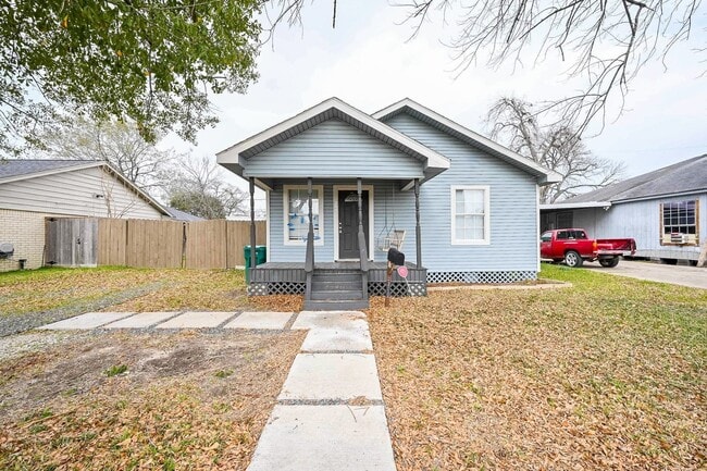 Building Photo - 314 W Hart Ave