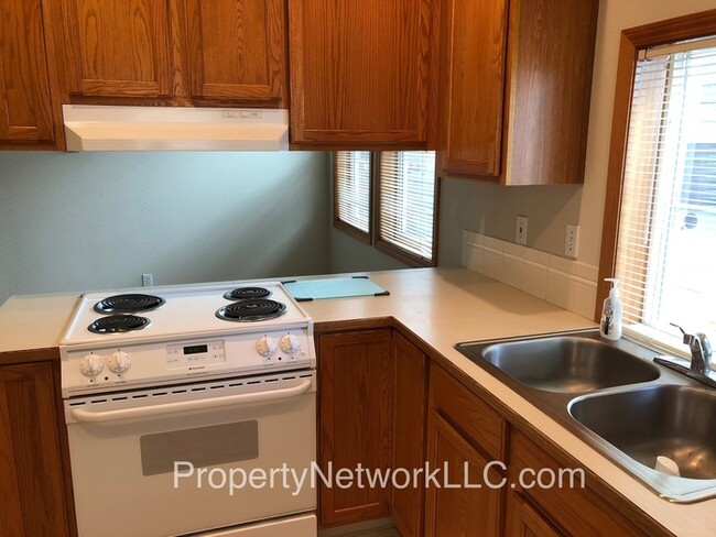 Building Photo - Fairview Village 2 Bedroom Town House