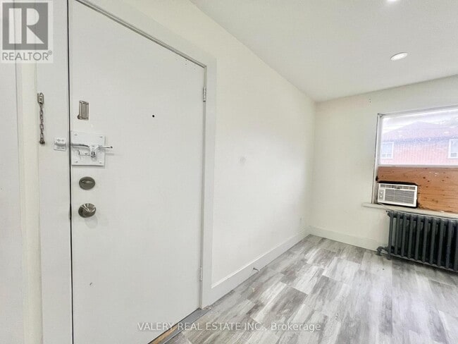 Building Photo - 15 Stavebank Rd S