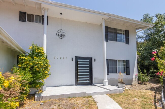 Building Photo - Refreshed 5-bedroom, 3-bathroom home locat...