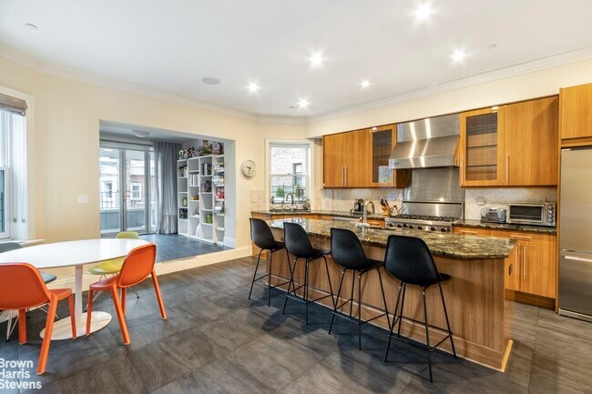 Building Photo - 312 W 92nd St