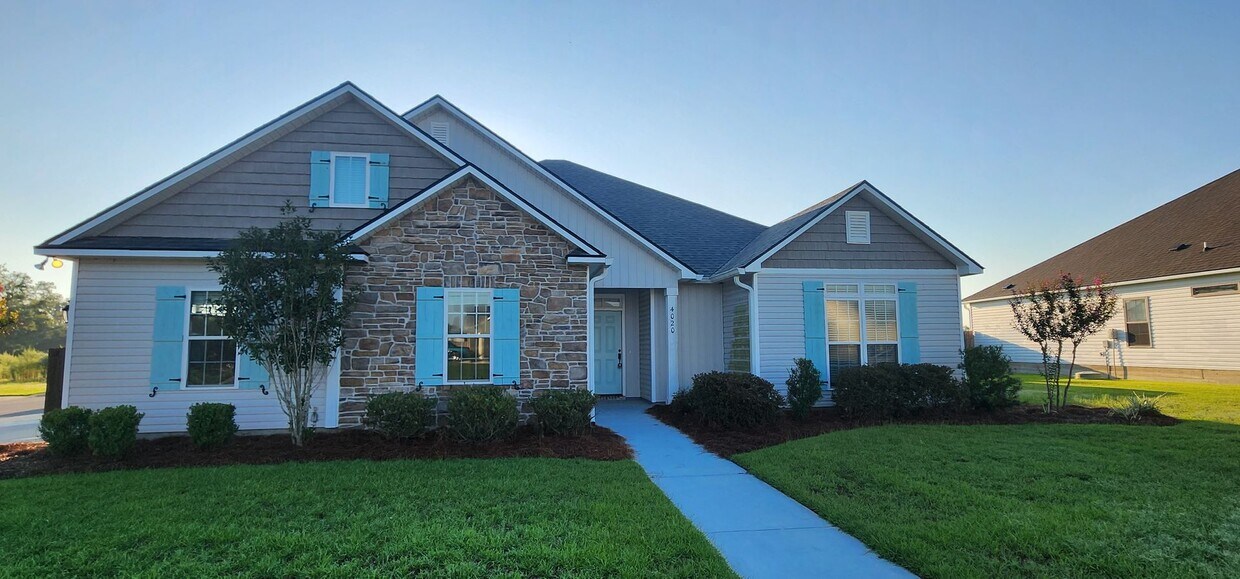 Foto principal - Elegant 4-Bedroom Valdosta Home with Vault...