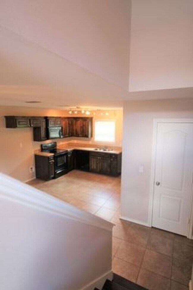 Building Photo - Available Now : 2 Bedroom Town house for R...