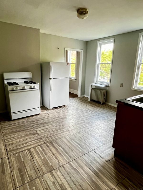 Primary Photo - 143 Putnam St