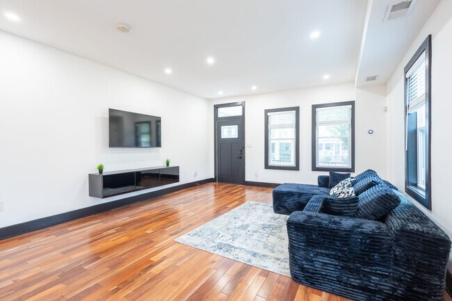 Foto del edificio - Newly Renovated 4 BR/3.5 BA Detached Home ...