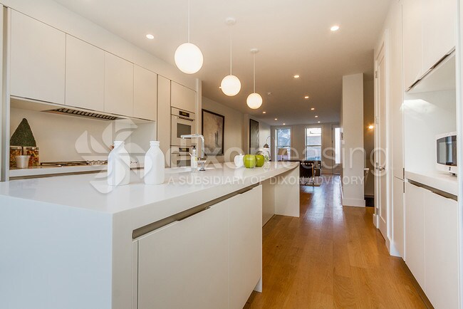 Building Photo - 568 Park Pl