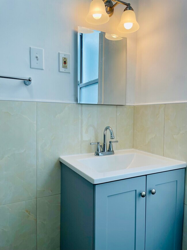 bathroom - 1418 Wolf St