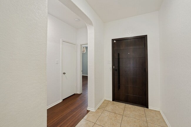 Foto del edificio - GORGEOUS 3-BEDROOM HOME WITH SPARKLING POOL