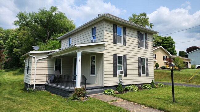 Foto del edificio - Rare Opportunity To Rent A Beautifully Upd...