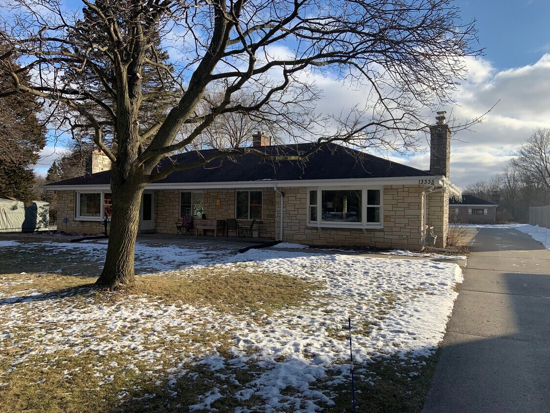 Primary Photo - 13335 W Cleveland Ave