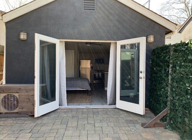 Foto del edificio - Renovated Studio in Downtown Sacramento! O...