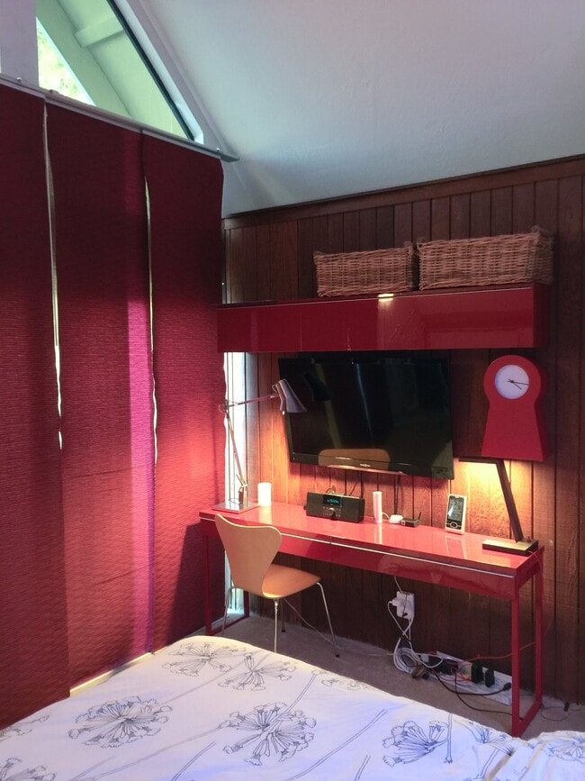 1st bedroom - 2516 W Middlefield Rd