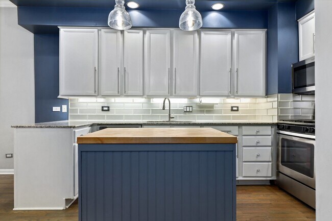 Building Photo - 2429 N Clybourn Ave