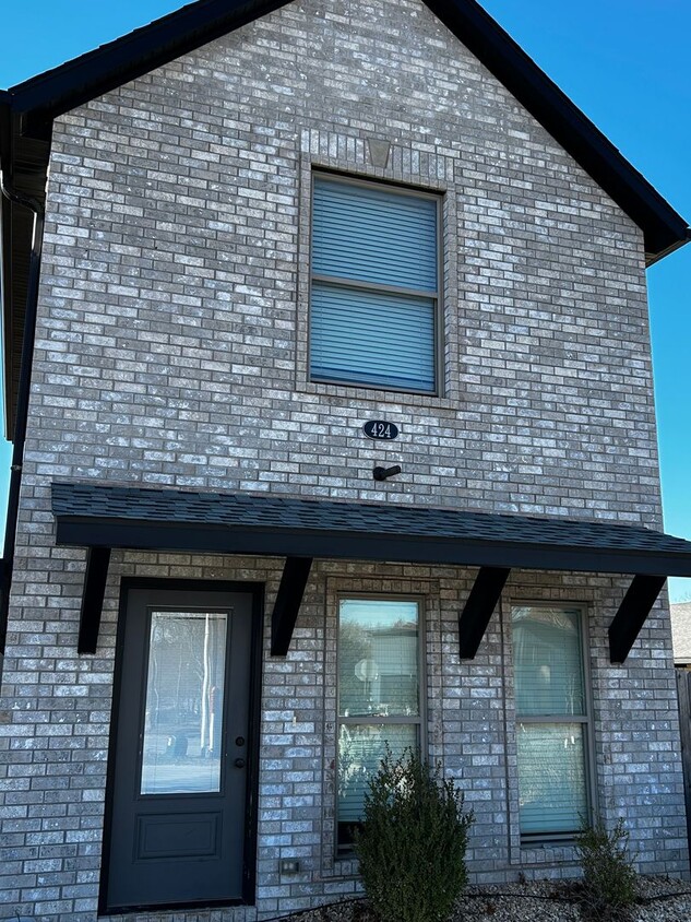 Foto principal - Very New 2 Bedroom 1.5 Bathroom Town Home ...