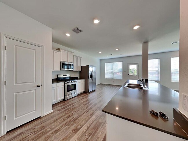 Foto del edificio - 24011 Mustang Run Dr