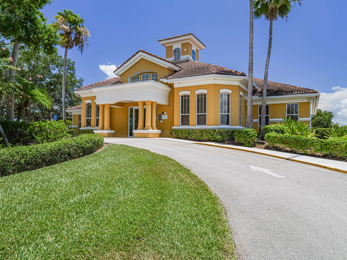 Foto principal - 5095 Fairways Cir