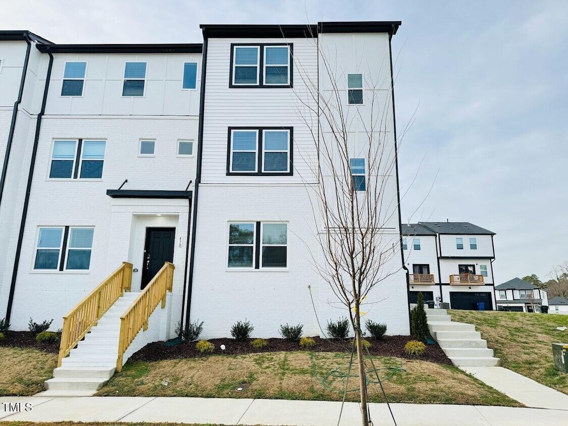 Foto principal - 4 Bedroom End Unit Townhome for Rent