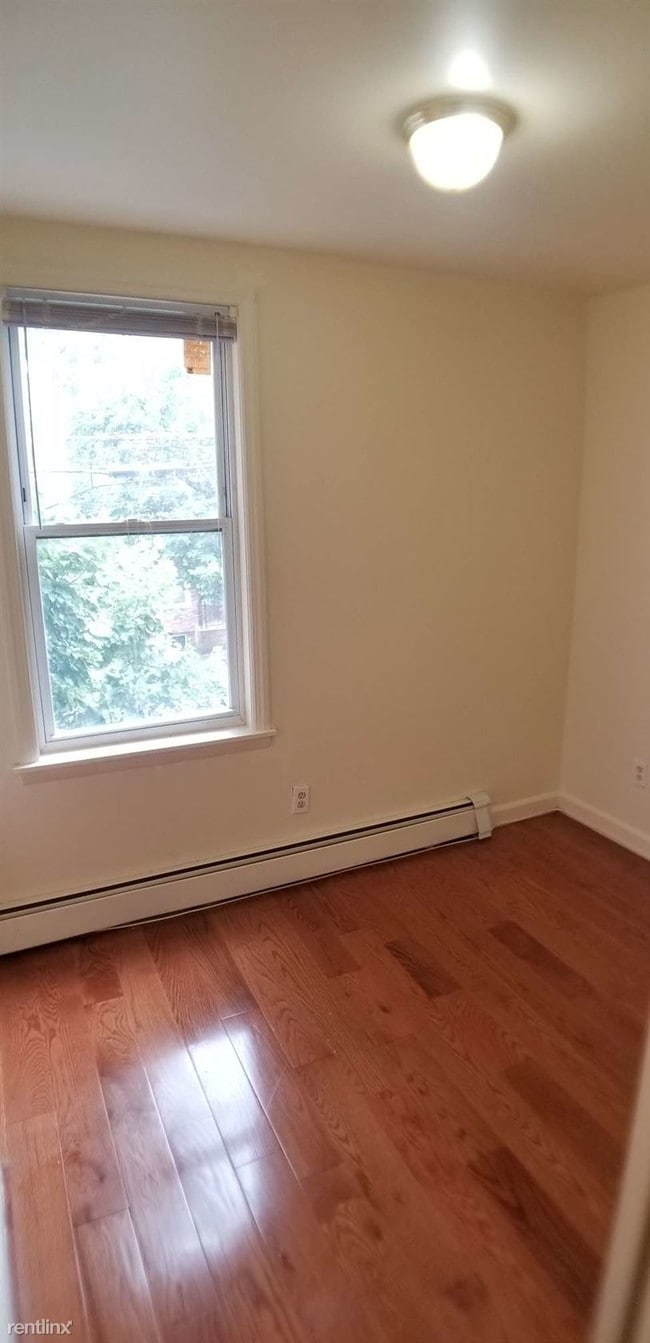 Foto del edificio - 3 br, 1 bath  - 127 S 13th St Apt 2