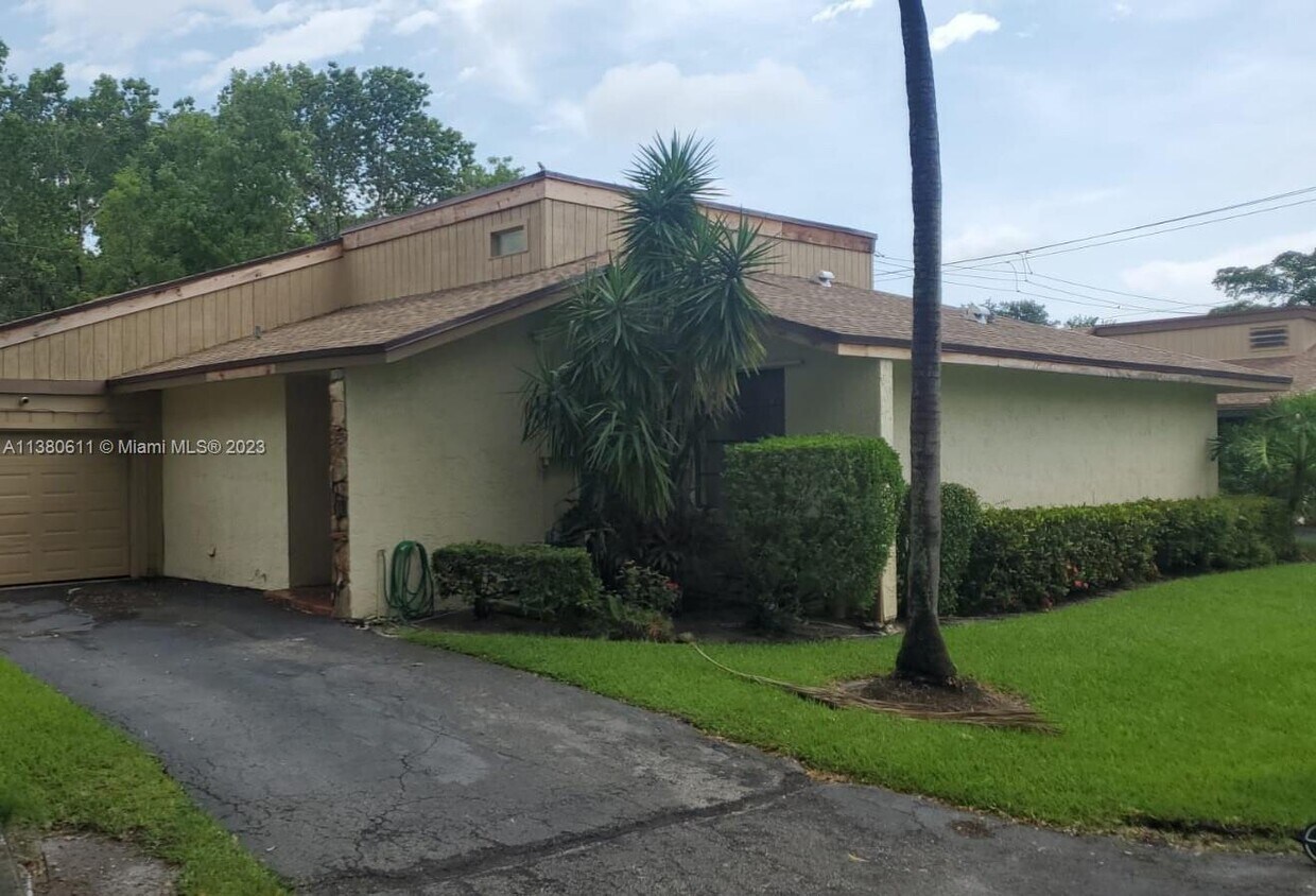 Primary Photo - 8091 Royal Palm Cir