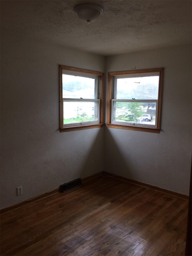Building Photo - 5859 N 61st St