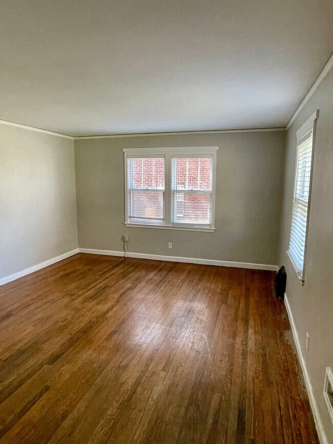 Building Photo - Spacious 2 Bedroom, 1 Bath Home Available ...