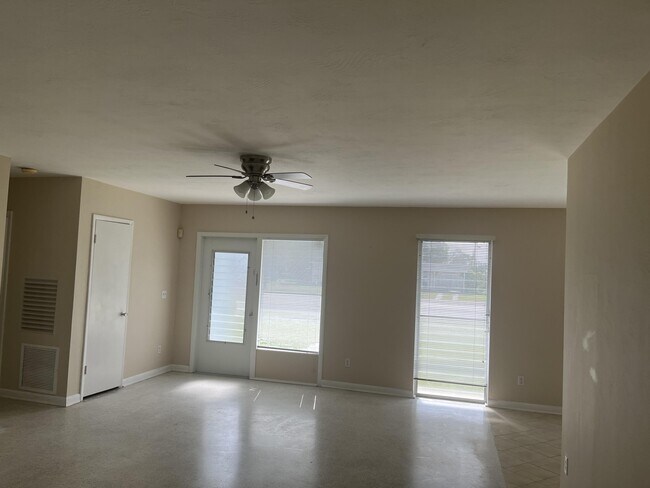 Building Photo - 213 NE Prima Vista Blvd