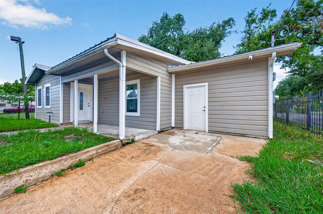 Building Photo - 4715 Chapman St