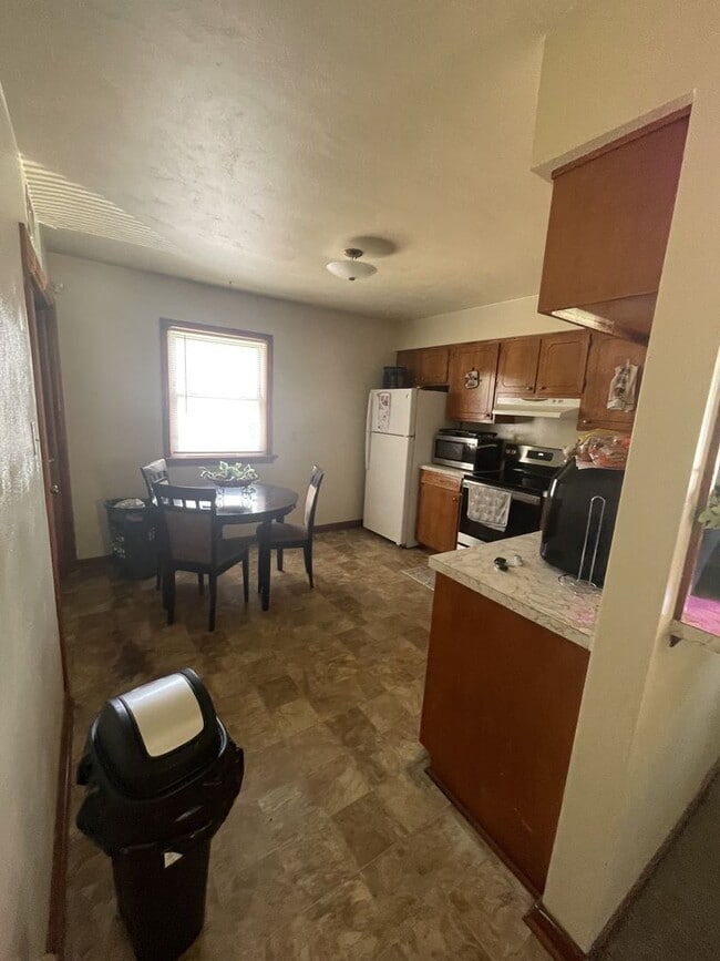 Foto del edificio - 2 BED / 1 BATH DUPLEX