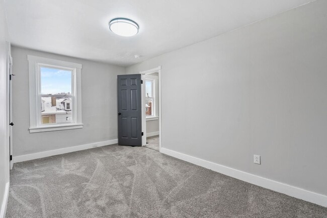 Building Photo - 3 bedroom 2 bath - newly updated, central ...