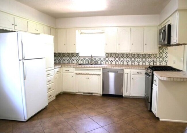 Building Photo - 3 Bed 2 Bath 2 Car Garage in the Briarwood...