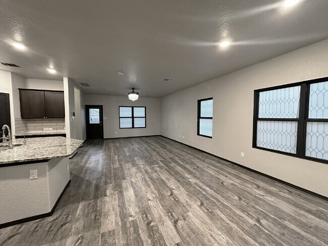 Foto del edificio - Spacious 5 Bedroom, 3.5 Bath Home with 2,6...