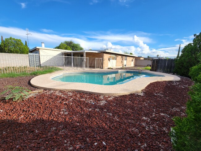 Building Photo - 457 N Madris Dr