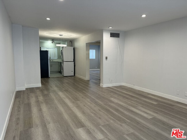 Building Photo - 326 S Serrano Ave