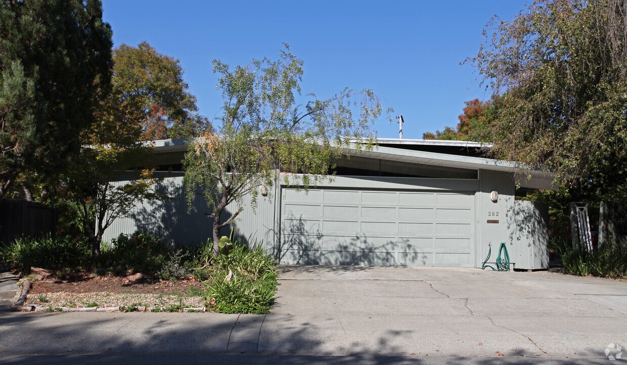 Building Photo - 262 Los Banos Ave