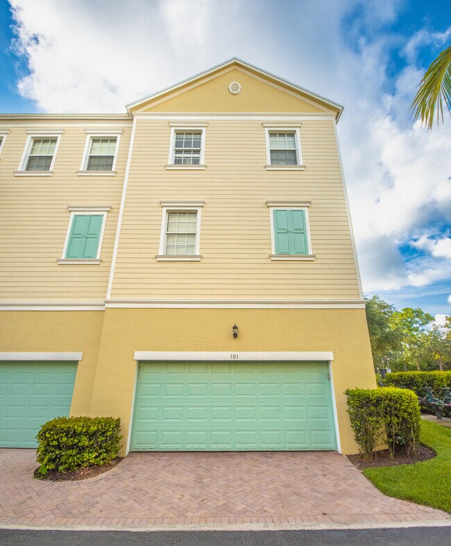 Building Photo - 312 W Thatch Palm Cir