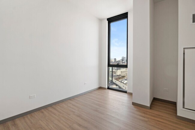 Building Photo - 520 S Damen Ave