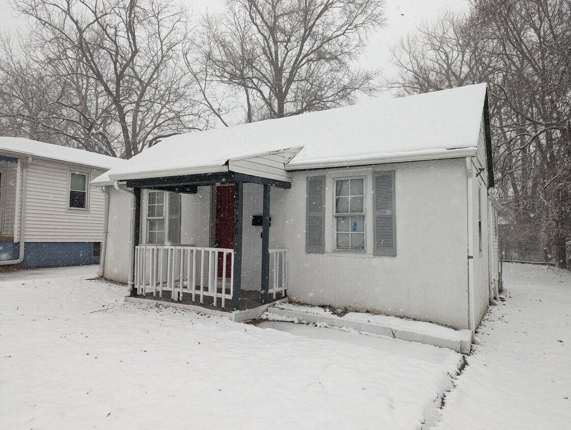 Primary Photo - Beautiful Rent Ready 2 Bed 1 Bath Home!